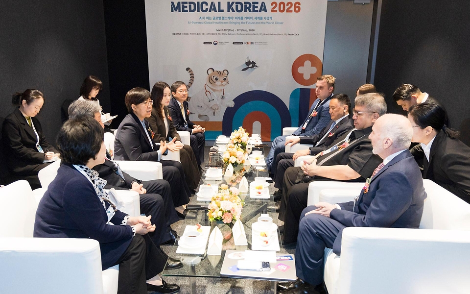 정은경 보건복지부 장관이 3월 19일 서울 강남구 코엑스에서 열린 '메디컬코리아 2026'에 참석해 관계자들과 대화 후 축사를 하고 있다.