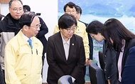 정은경 보건복지부 장관이 3월 21일 전라북도 임실군을 방문해 최근 발생한 일가족 사망사건 경위와 지방자치단체의 조치 현황을 파악하고 가족 돌봄 지원체계 전반에 대해 논의하고 있다.