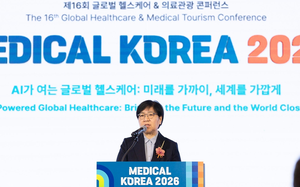 정은경 보건복지부 장관이 3월 19일 서울 강남구 코엑스에서 열린 '메디컬코리아 2026'에 참석해 관계자들과 대화 후 축사를 하고 있다.