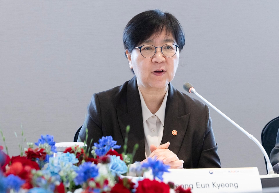 정은경 보건복지부 장관이 3월 20일 서울 중구 롯데호텔에서 친부렝 직찌드수렝 몽골 보건부 장관과 면담하고, 협력 약정 체결 후 기념 촬영하고 있다.