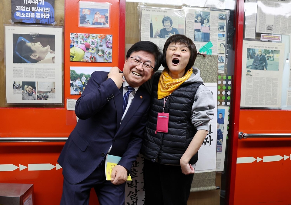 최교진 교육부 장관이 3월 20일 서울 종로구 노들장애인야학을 방문해 장애인 평생교육 수업을 참관하고, '장애인평생교육법' 후속 조치를 위한 관계자들의 의견을 청취하는 등 장애인 평생교육 활성화 방안을 논의하고 있다.