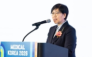 정은경 보건복지부 장관이 3월 19일 서울 강남구 코엑스에서 열린 '메디컬코리아 2026'에 참석해 관계자들과 대화 후 축사를 하고 있다.