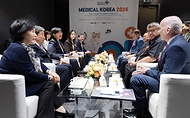 정은경 보건복지부 장관이 3월 19일 서울 강남구 코엑스에서 열린 '메디컬코리아 2026'에 참석해 관계자들과 대화 후 축사를 하고 있다.
