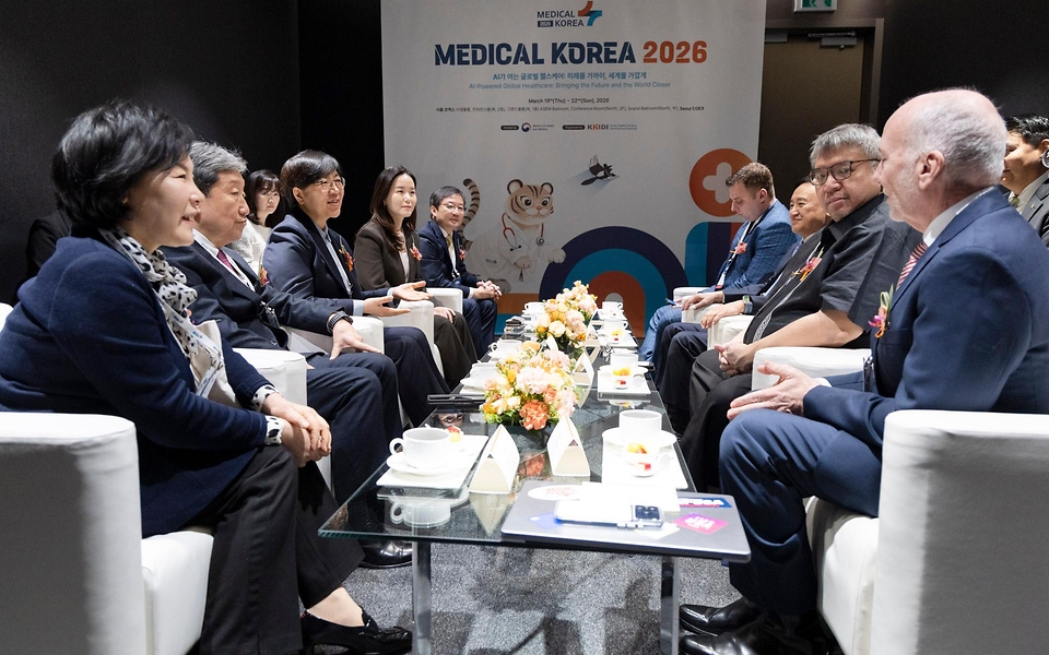 정은경 보건복지부 장관이 3월 19일 서울 강남구 코엑스에서 열린 '메디컬코리아 2026'에 참석해 관계자들과 대화 후 축사를 하고 있다.