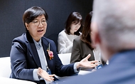 정은경 보건복지부 장관이 3월 19일 서울 강남구 코엑스에서 열린 '메디컬코리아 2026'에 참석해 관계자들과 대화 후 축사를 하고 있다.