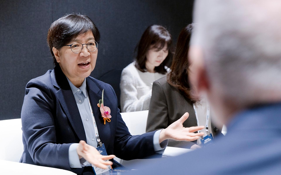 정은경 보건복지부 장관이 3월 19일 서울 강남구 코엑스에서 열린 '메디컬코리아 2026'에 참석해 관계자들과 대화 후 축사를 하고 있다.