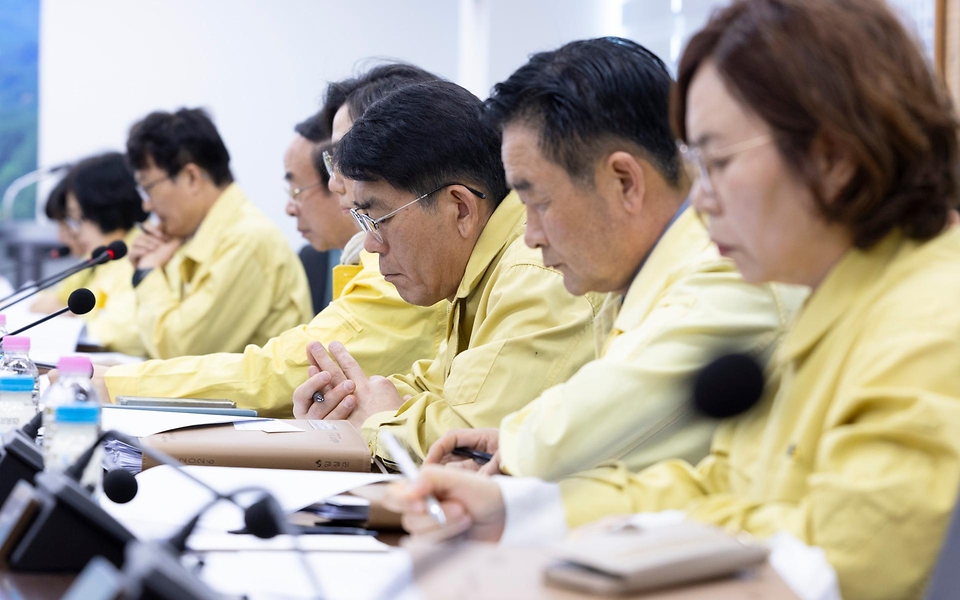 정은경 보건복지부 장관이 3월 21일 전라북도 임실군을 방문해 최근 발생한 일가족 사망사건 경위와 지방자치단체의 조치 현황을 파악하고 가족 돌봄 지원체계 전반에 대해 논의하고 있다.