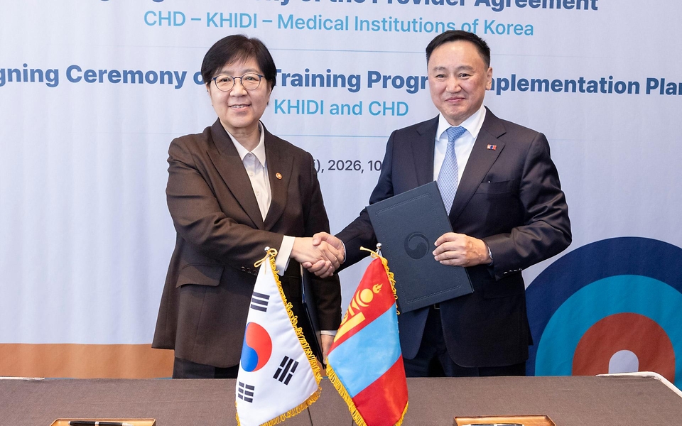 정은경 보건복지부 장관이 3월 20일 서울 중구 롯데호텔에서 친부렝 직찌드수렝 몽골 보건부 장관과 면담하고, 협력 약정 체결 후 기념 촬영하고 있다.