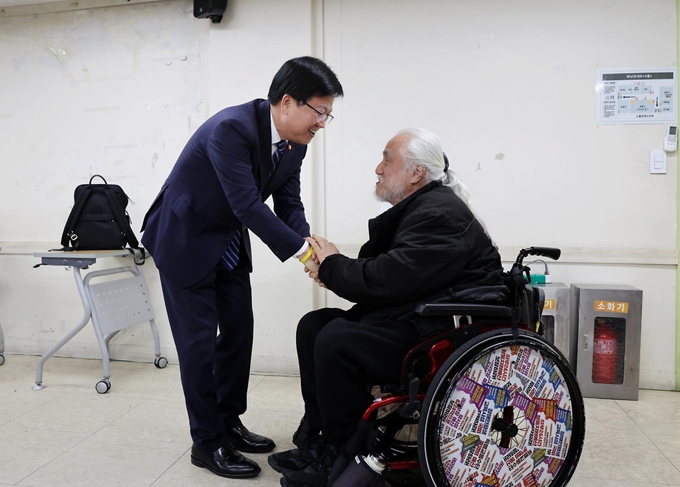 최교진 교육부 장관이 3월 20일 서울 종로구 노들장애인야학을 방문해 장애인 평생교육 수업을 참관하고, '장애인평생교육법' 후속 조치를 위한 관계자들의 의견을 청취하는 등 장애인 평생교육 활성화 방안을 논의하고 있다.