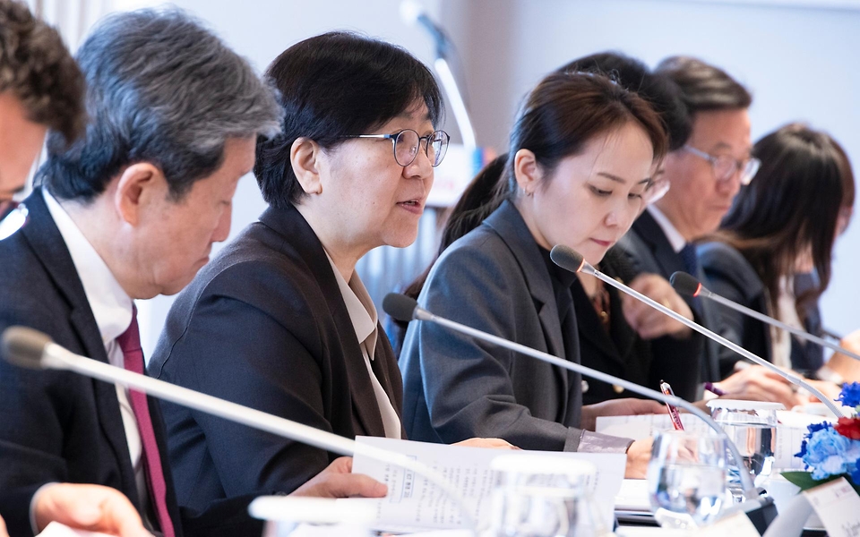 정은경 보건복지부 장관이 3월 20일 서울 중구 롯데호텔에서 친부렝 직찌드수렝 몽골 보건부 장관과 면담하고, 협력 약정 체결 후 기념 촬영하고 있다.