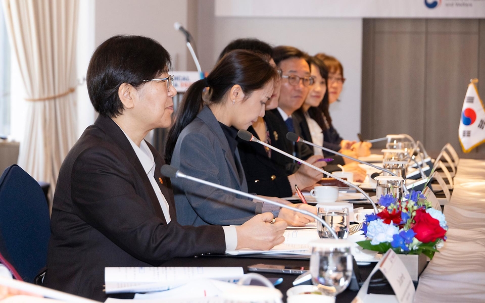 정은경 보건복지부 장관이 3월 20일 서울 중구 롯데호텔에서 친부렝 직찌드수렝 몽골 보건부 장관과 면담하고, 협력 약정 체결 후 기념 촬영하고 있다.