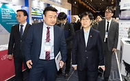 정은경 보건복지부 장관이 3월 19일 서울 강남구 코엑스에서 열린 '메디컬코리아 2026'에 참석해 관계자들과 대화 후 축사를 하고 있다.