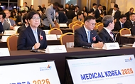 정은경 보건복지부 장관이 3월 19일 서울 강남구 코엑스에서 열린 '메디컬코리아 2026'에 참석해 관계자들과 대화 후 축사를 하고 있다.