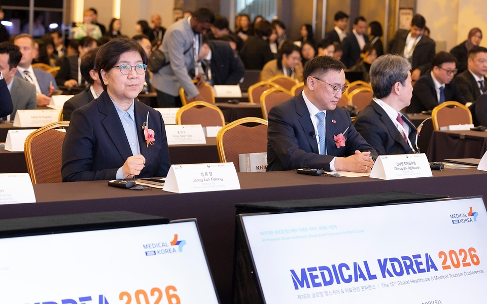 정은경 보건복지부 장관이 3월 19일 서울 강남구 코엑스에서 열린 '메디컬코리아 2026'에 참석해 관계자들과 대화 후 축사를 하고 있다.