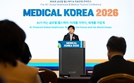 정은경 보건복지부 장관이 3월 19일 서울 강남구 코엑스에서 열린 '메디컬코리아 2026'에 참석해 관계자들과 대화 후 축사를 하고 있다.