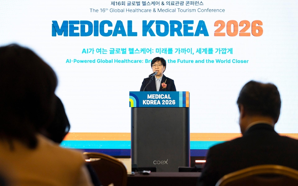 정은경 보건복지부 장관이 3월 19일 서울 강남구 코엑스에서 열린 '메디컬코리아 2026'에 참석해 관계자들과 대화 후 축사를 하고 있다.