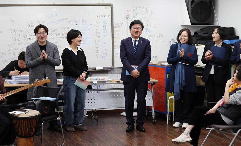 최교진 교육부 장관이 3월 20일 서울 종로구 노들장애인야학을 방문해 장애인 평생교육 수업을 참관하고, '장애인평생교육법' 후속 조치를 위한 관계자들의 의견을 청취하는 등 장애인 평생교육 활성화 방안을 논의하고 있다.