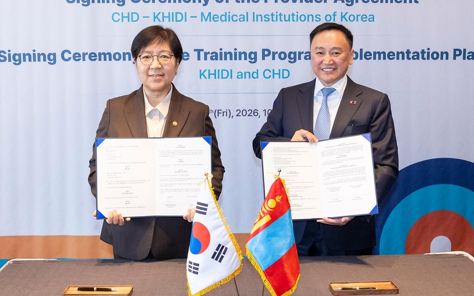 정은경 보건복지부 장관이 3월 20일 서울 중구 롯데호텔에서 친부렝 직찌드수렝 몽골 보건부 장관과 면담하고, 협력 약정 체결 후 기념 촬영하고 있다.