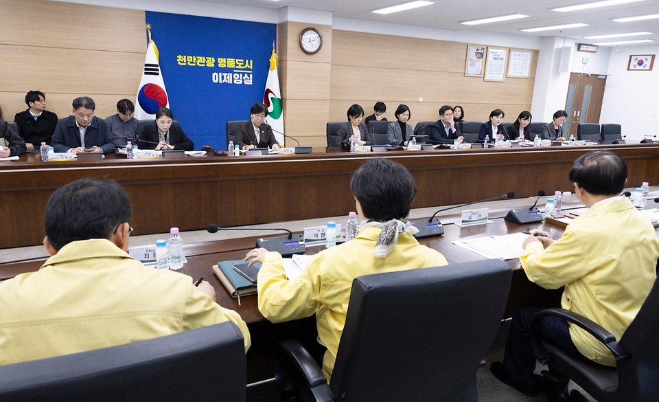 정은경 보건복지부 장관이 3월 21일 전라북도 임실군을 방문해 최근 발생한 일가족 사망사건 경위와 지방자치단체의 조치 현황을 파악하고 가족 돌봄 지원체계 전반에 대해 논의하고 있다.