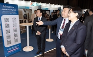정은경 보건복지부 장관이 3월 19일 서울 강남구 코엑스에서 열린 '메디컬코리아 2026'에 참석해 관계자들과 대화 후 축사를 하고 있다.