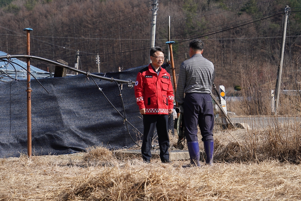 박은식 산림청장이 3월 22일 충북 영동군 영동읍 산림 인접 마을을 찾아 주민에게 산불예방을 당부하고 있다.