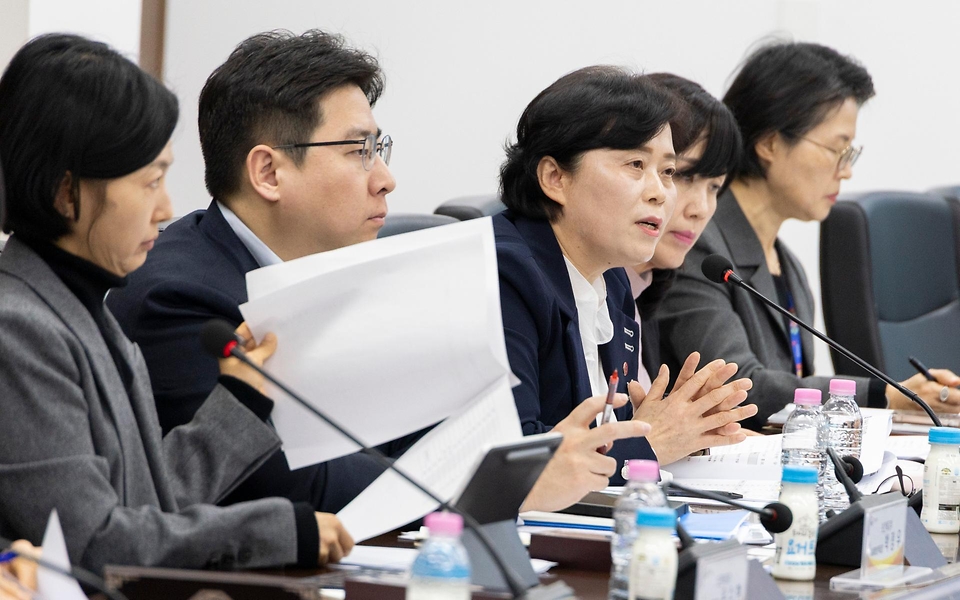 정은경 보건복지부 장관이 3월 21일 전라북도 임실군을 방문해 최근 발생한 일가족 사망사건 경위와 지방자치단체의 조치 현황을 파악하고 가족 돌봄 지원체계 전반에 대해 논의하고 있다.
