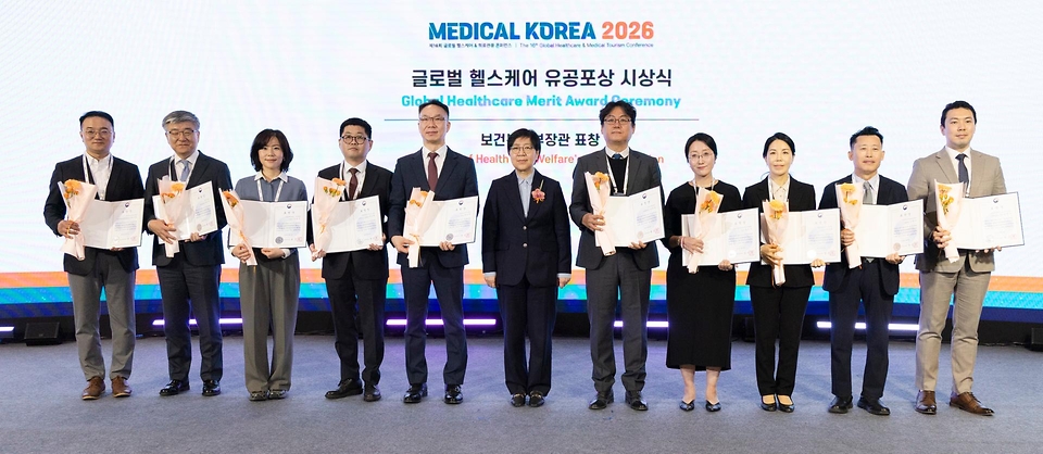 정은경 보건복지부 장관이 3월 19일 서울 강남구 코엑스에서 열린 '메디컬코리아 2026'에 참석해 관계자들과 대화 후 축사를 하고 있다.