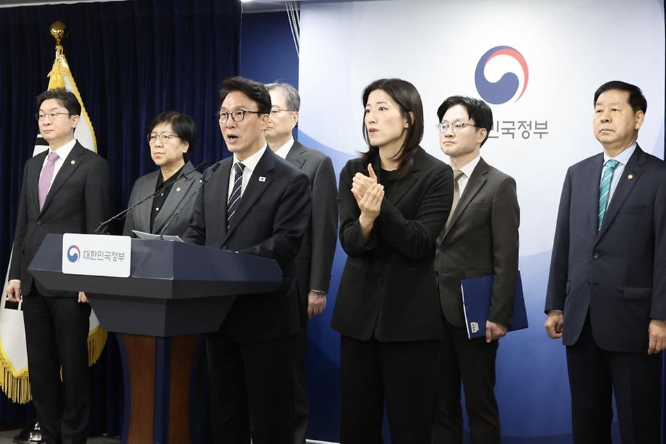 김민석 국무총리가 3월 25일 세종대로 정부서울청사에서 비상경제 대응체계 관련 브리핑을 하고 있다.