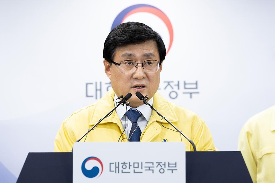 김성환 기후에너지환경부 장관이 3월 24일 서울 종로구 정부서울청사에서 브리핑을 갖고, 자원안보위기 '주의' 경보에 따라 승용차 5부제 등 에너지절약 국민 행동에 동참해 줄 것을 발표하고 있다.