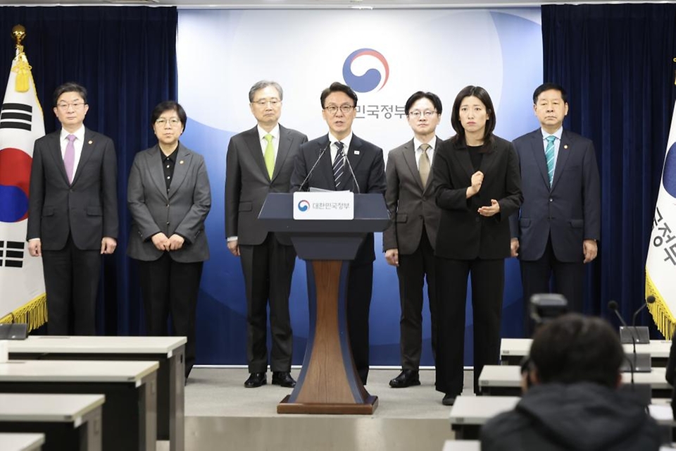 김민석 국무총리가 3월 25일 세종대로 정부서울청사에서 비상경제 대응체계 관련 브리핑을 하고 있다.