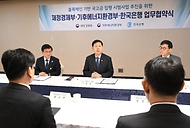 구윤철 부총리 겸 재정경제부 장관이 3월 24일 서울 종로구 정부서울청사에서 열린 '한국은행 디지털화폐 및 예금토큰 활용 전기차 충전시설 구축 시범사업 추진을 위한 재경부-기후부-한국은행간 업무협약(MOU)' 체결식을 하고 있다.