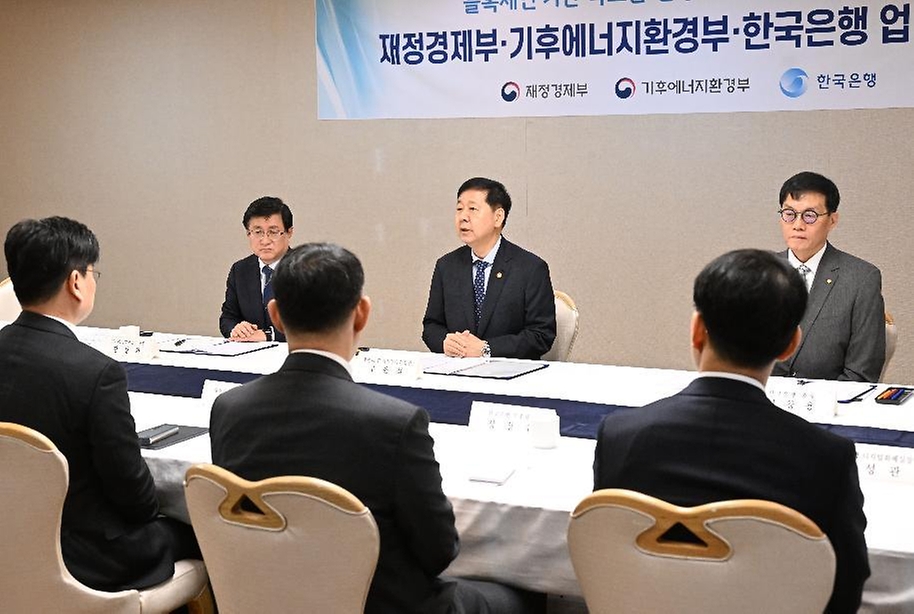 구윤철 부총리 겸 재정경제부 장관이 3월 24일 서울 종로구 정부서울청사에서 열린 '한국은행 디지털화폐 및 예금토큰 활용 전기차 충전시설 구축 시범사업 추진을 위한 재경부-기후부-한국은행간 업무협약(MOU)' 체결식을 하고 있다.