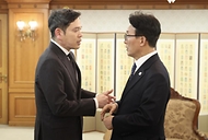 김민석 국무총리가 3월 24일 세종대로 정부서울청사에서 미샤 라스킨 리플렉션 AI 대표·정용진 신세계그룹 회장을 접견, 인사 및 환담을 나누고 있다.