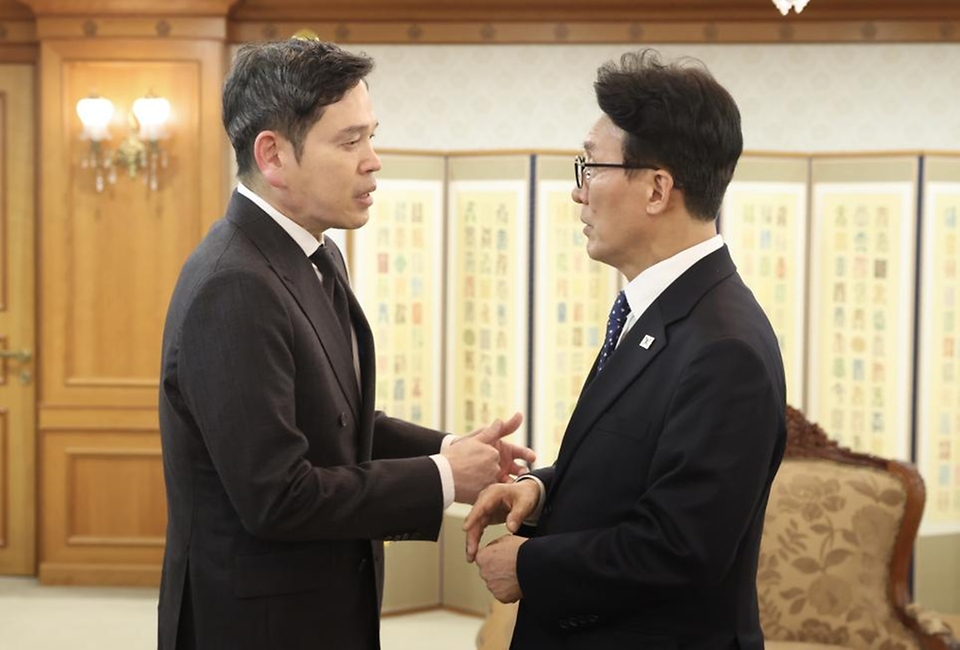 김민석 국무총리가 3월 24일 세종대로 정부서울청사에서 미샤 라스킨 리플렉션 AI 대표·정용진 신세계그룹 회장을 접견, 인사 및 환담을 나누고 있다.