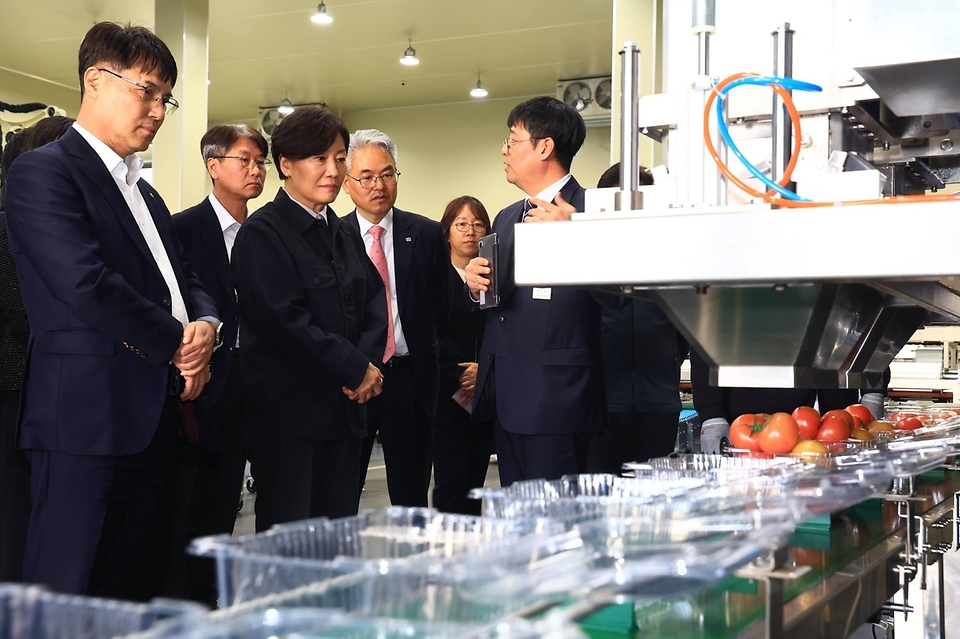 송미령 농림축산식품부 장관이 3월 25일 강원도 영월을 방문, '농업·농촌 인공지능 대전환(AX) 전략'의 첫걸음으로 생산부터 유통까지 AI가 접목된 현장을 직접 찾아 농업인, 관계자들과 함께 지금까지의 성과를 점검하고, 앞으로 나아갈 방향에 대해 함께 논의하고 있다.