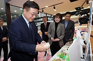 윤호중 행정안전부 장관이 3월 25일 오전 광주사회적경제지원센터를 방문해 사회적경제기업 제품 전시 등을 관람하고 있다.