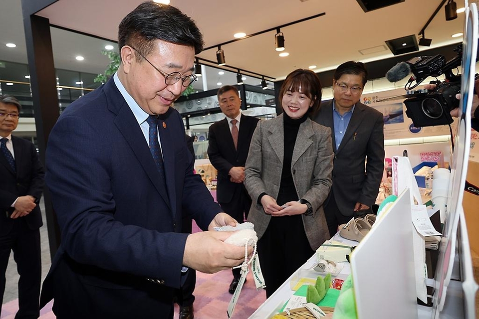 윤호중 행정안전부 장관이 3월 25일 오전 광주사회적경제지원센터를 방문해 사회적경제기업 제품 전시 등을 관람하고 있다.