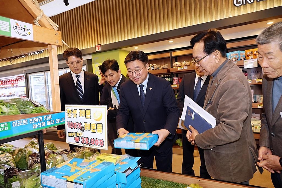윤호중 행정안전부 장관이 3월 25일 오전 광주광역시 북구 소재 장성로컬푸드 첨단직매장을 방문해 지역 농산물을 직접 구매하고 있다.