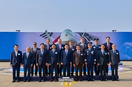 이재명 대통령이 3월 25일 경남 사천 한국항공우주산업(KAI)에서 열린 KF-21 양산 1호기 출고식에서 참석자들과 기념촬영을 하고 있다.