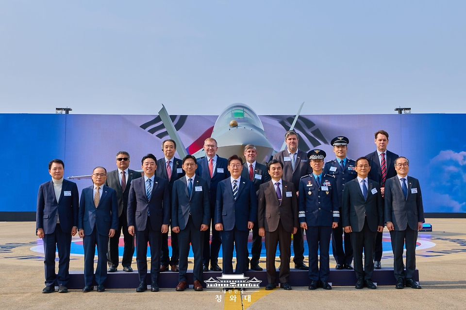 이재명 대통령이 3월 25일 경남 사천 한국항공우주산업(KAI)에서 열린 KF-21 양산 1호기 출고식에서 참석자들과 기념촬영을 하고 있다.
