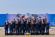 이재명 대통령이 3월 25일 경남 사천 한국항공우주산업(KAI)에서 열린 KF-21 양산 1호기 출고식에서 참석자들과 기념촬영을 하고 있다.