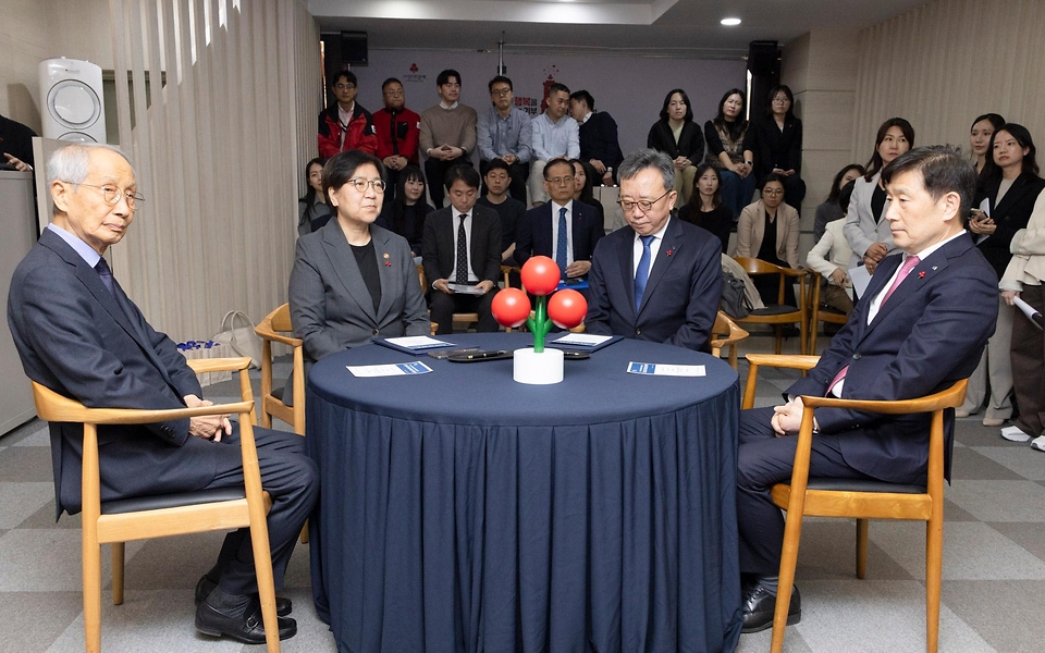 정은경 보건복지부 장관이 3월 24일 서울 중구 사회복지공동모금회에서 신한금융그룹, 사회복지공동모금회, 한국사회복지협의회와 함께 그냥드림 기부금 전달식을 개최하고, 신한금융과 위기가정 지원 연계 업무협약(MOU)을 체결하고 있다.
