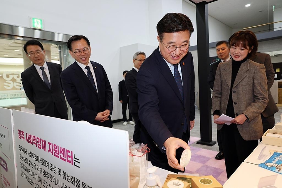 윤호중 행정안전부 장관이 3월 25일 오전 광주사회적경제지원센터를 방문해 사회적경제기업 제품 전시 등을 관람하고 있다.