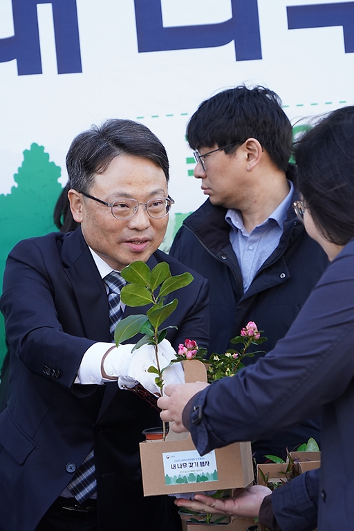 박은식 산림청장이 3월 25일 서울 중구 문화일보 사옥에서 열린 '2026 산림청과 문화일보가 함께하는 내나무 갖기 행사'에서 이병규 문화일보 회장과 함께 시민들에게 묘목을 나눠주고 있다.