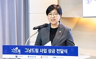 정은경 보건복지부 장관이 3월 24일 서울 중구 사회복지공동모금회에서 신한금융그룹, 사회복지공동모금회, 한국사회복지협의회와 함께 그냥드림 기부금 전달식을 개최하고, 신한금융과 위기가정 지원 연계 업무협약(MOU)을 체결하고 있다.