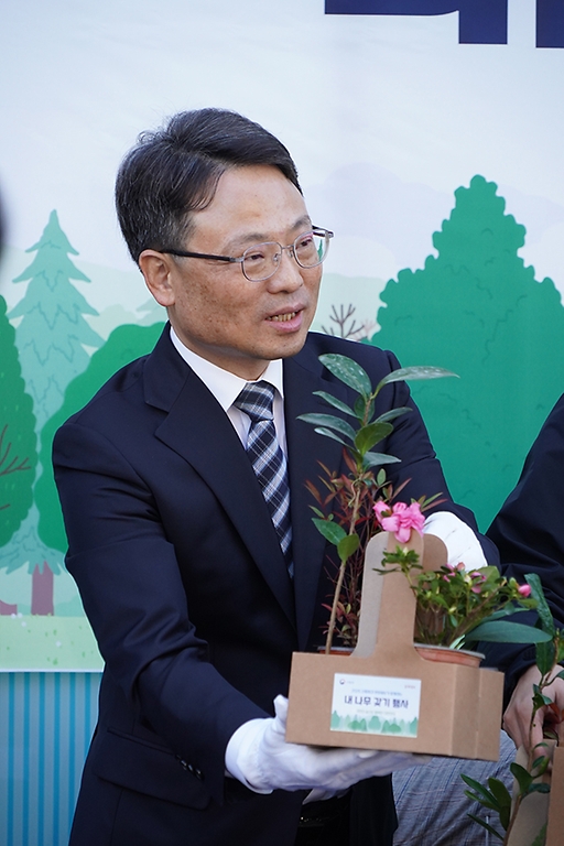 박은식 산림청장이 3월 25일 서울 중구 문화일보 사옥에서 열린 '2026 산림청과 문화일보가 함께하는 내나무 갖기 행사'에서 이병규 문화일보 회장과 함께 시민들에게 묘목을 나눠주고 있다.