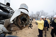 김성환 기후에너지환경부 장관이 3월 25일 최근 강풍에 의한 사고가 발생한 경북 영덕풍력발전단지를 찾아 희생자의 넋을 기리며 헌화를 하고 관계자들과 사고 원인과 재발 방지를 위한 방안을 논의하고 있다.