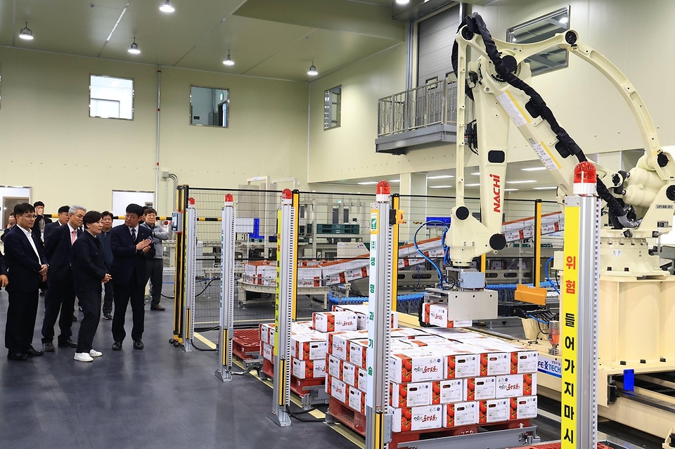 송미령 농림축산식품부 장관이 3월 25일 강원도 영월을 방문, '농업·농촌 인공지능 대전환(AX) 전략'의 첫걸음으로 생산부터 유통까지 AI가 접목된 현장을 직접 찾아 농업인, 관계자들과 함께 지금까지의 성과를 점검하고, 앞으로 나아갈 방향에 대해 함께 논의하고 있다.