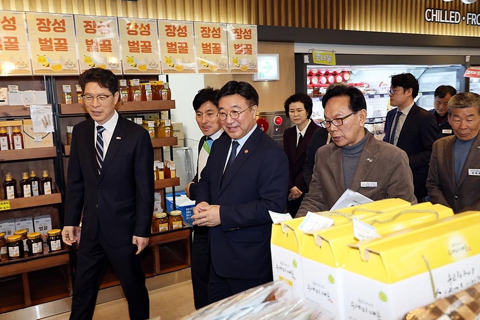 윤호중 행정안전부 장관이 3월 25일 오전 광주광역시 북구 소재 장성로컬푸드 첨단직매장을 방문해 지역 농산물을 직접 구매하고 있다.