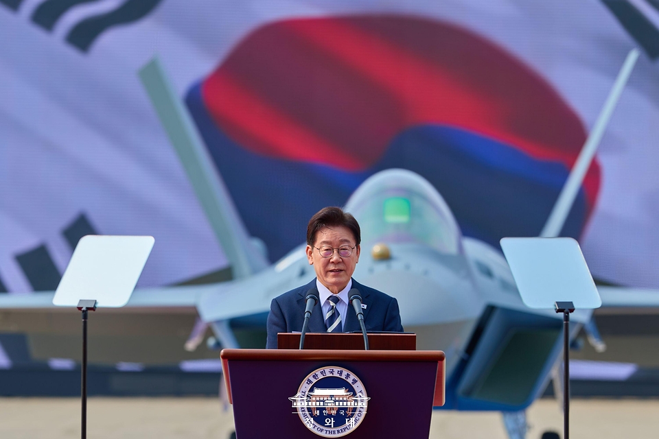 이재명 대통령이 3월 25일 경남 사천 한국항공우주산업(KAI)에서 열린 KF-21 양산 1호기 출고식에서 격려사를 하고 있다.
